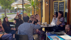 Esta imagen representa un equipo colaborando en un taller creativo, reforzando la idea de aprendizaje colectivo y bienestar organizacional